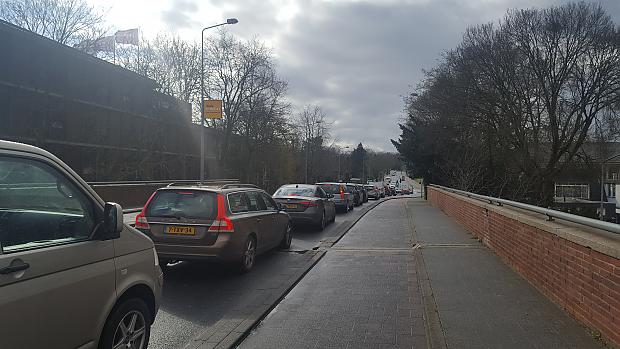 Blik op de drukte bij het viaduct richting mediapark